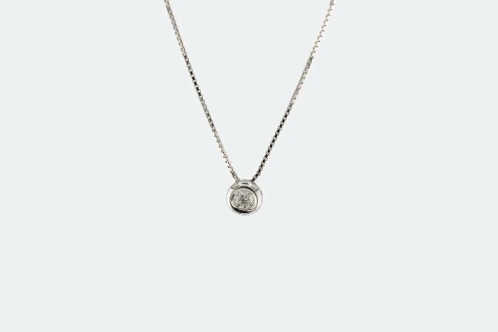 Collier en or blanc avec point lumineux