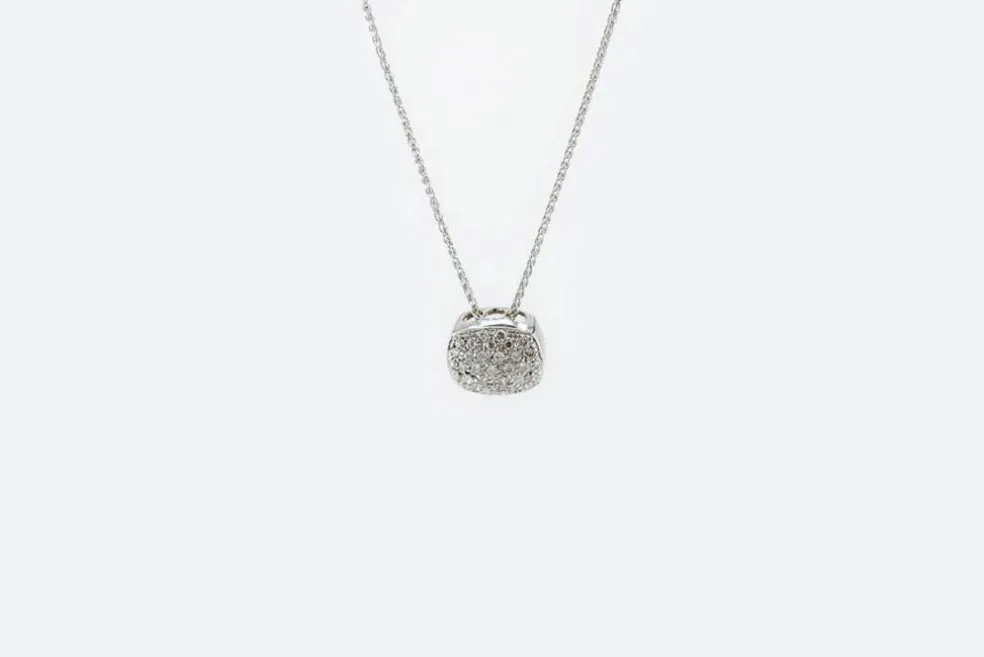 Collier en or blanc avec pendentif pavé de diamants
