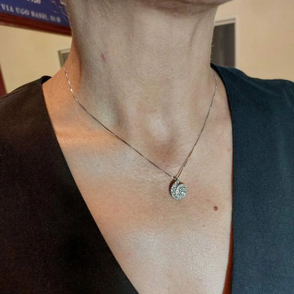 Collier en or blanc avec spirale de diamants