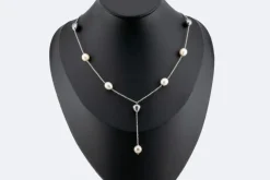 Collier en or blanc avec perles blanches et grises