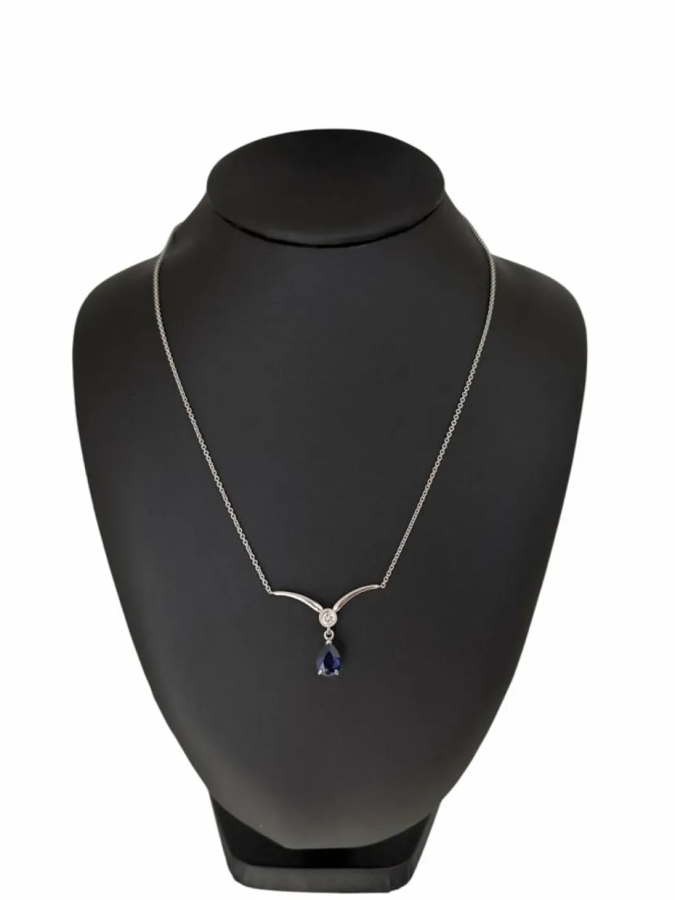 Collier en or blanc certifié IGI avec saphir et diamant