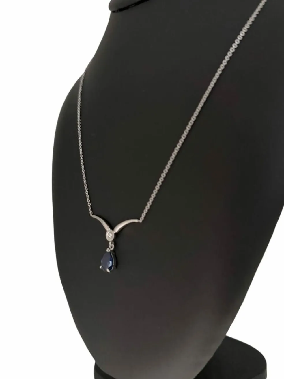 Collier en or blanc certifié IGI avec saphir et diamant