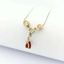Collier en or blanc diamants et rubis