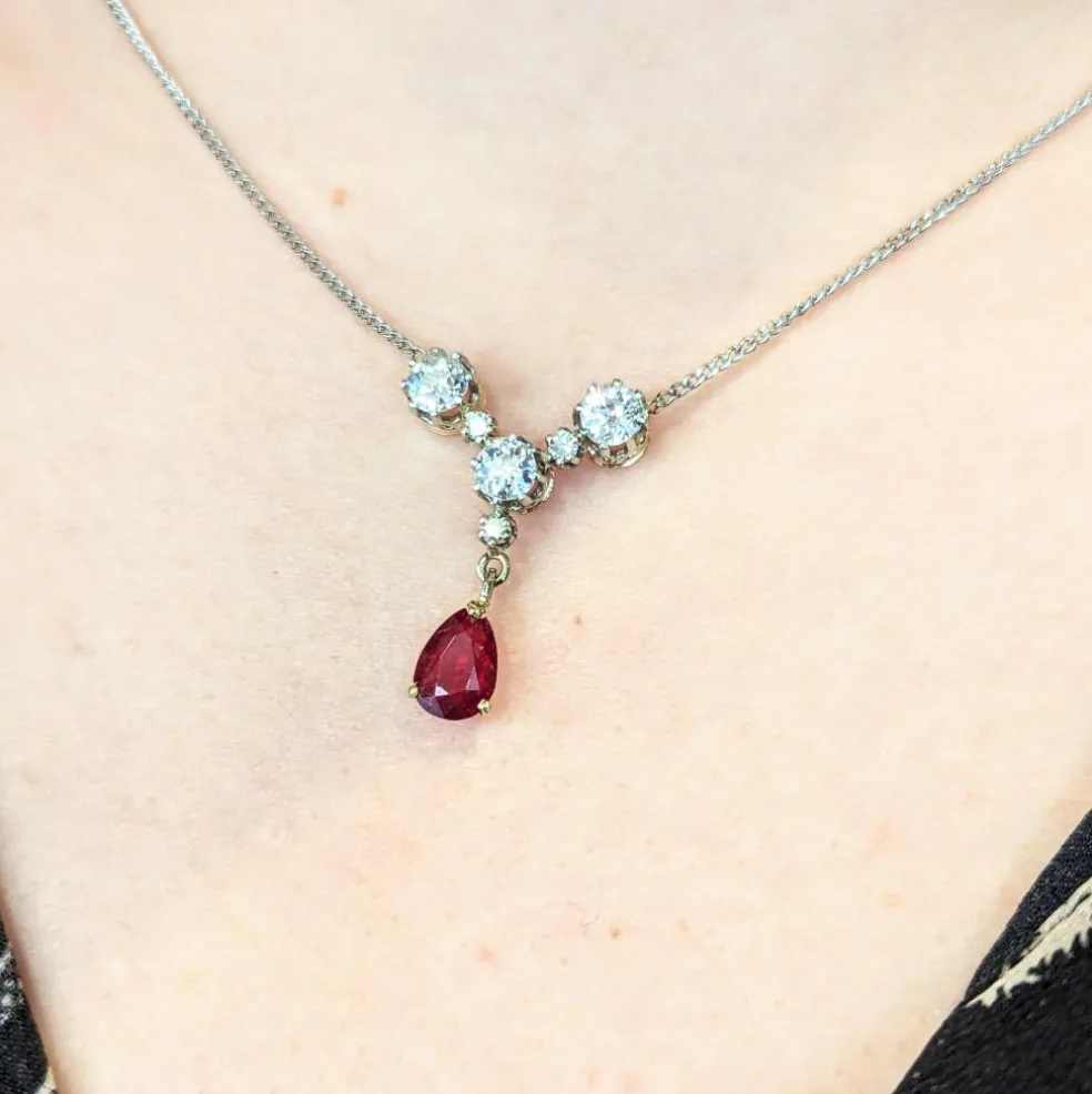 Collier en or blanc diamants et rubis