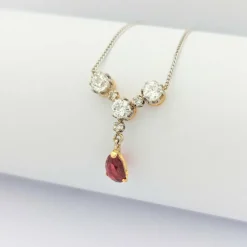 Collier en or blanc diamants et rubis