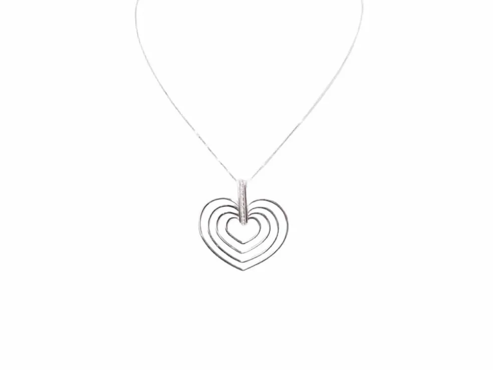 Collier en or blanc et 4 coeurs