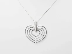 Collier en or blanc et 4 coeurs
