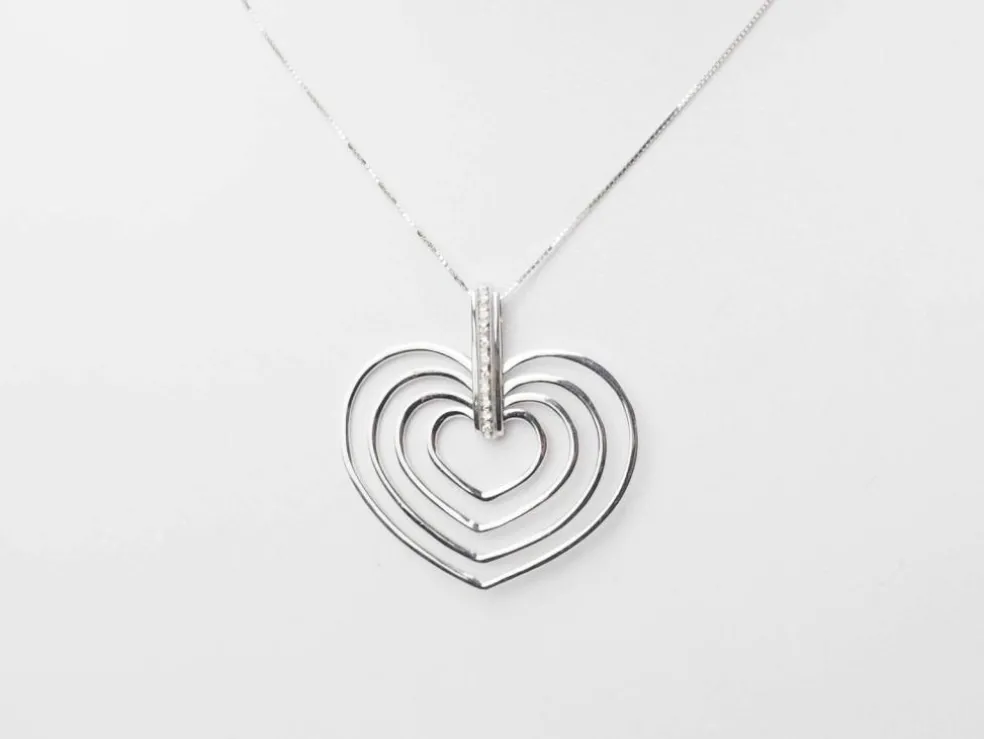 Collier en or blanc et 4 coeurs