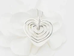 Collier en or blanc et 4 coeurs