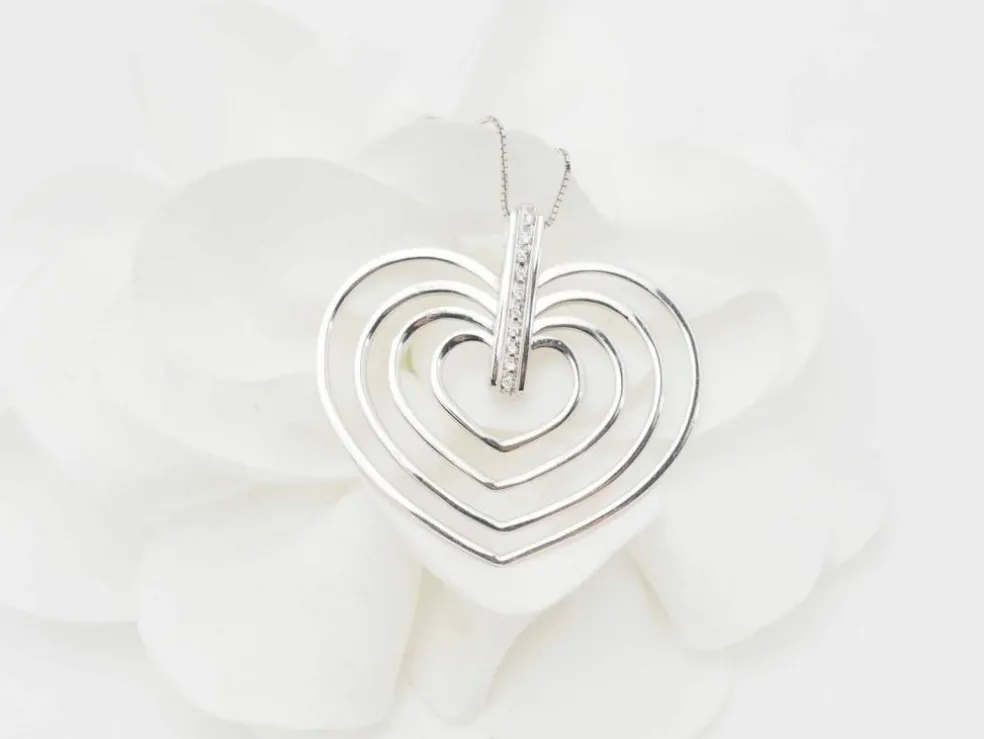 Collier en or blanc et 4 coeurs