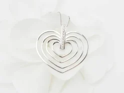Collier en or blanc et 4 coeurs
