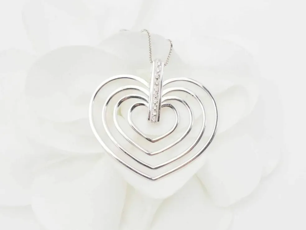 Collier en or blanc et 4 coeurs