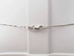 Collier en or blanc et 4 coeurs