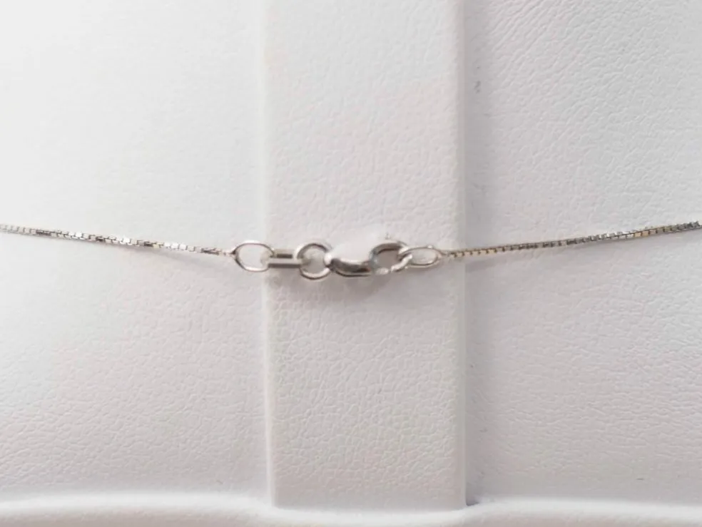 Collier en or blanc et 4 coeurs
