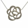 Collier en or blanc et diamants motif pétale de rose
