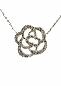 Collier en or blanc et diamants motif pétale de rose