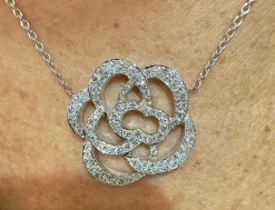 Collier en or blanc et diamants motif pétale de rose