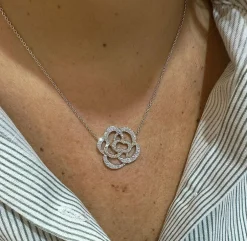 Collier en or blanc et diamants motif pétale de rose