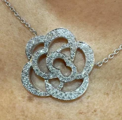Collier en or blanc et diamants motif pétale de rose