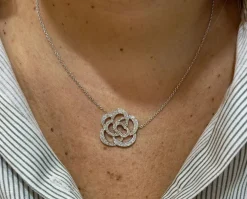 Collier en or blanc et diamants motif pétale de rose