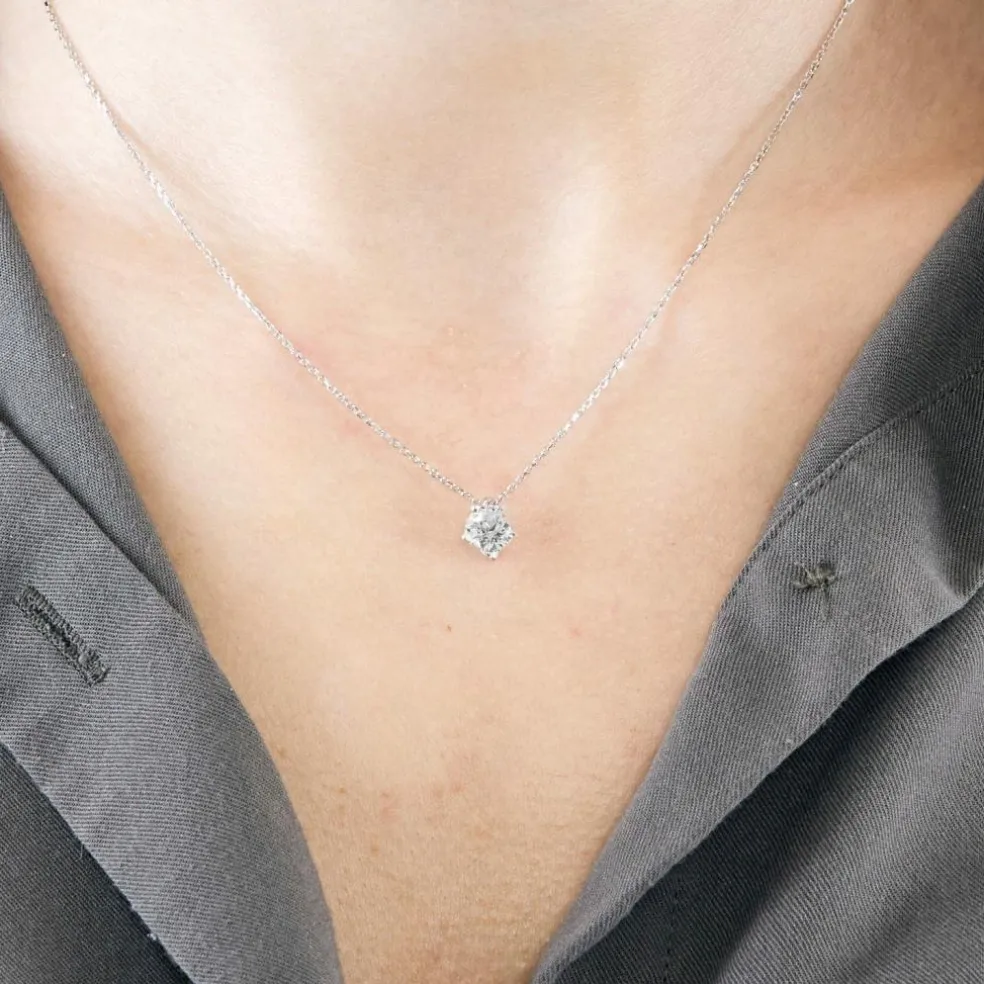 Collier en or blanc et pendentif diamant