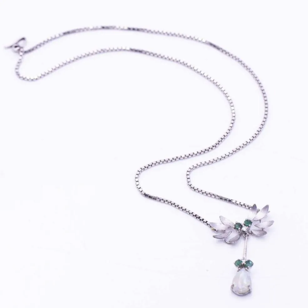 Collier en or blanc, opale, diamants et émeraude