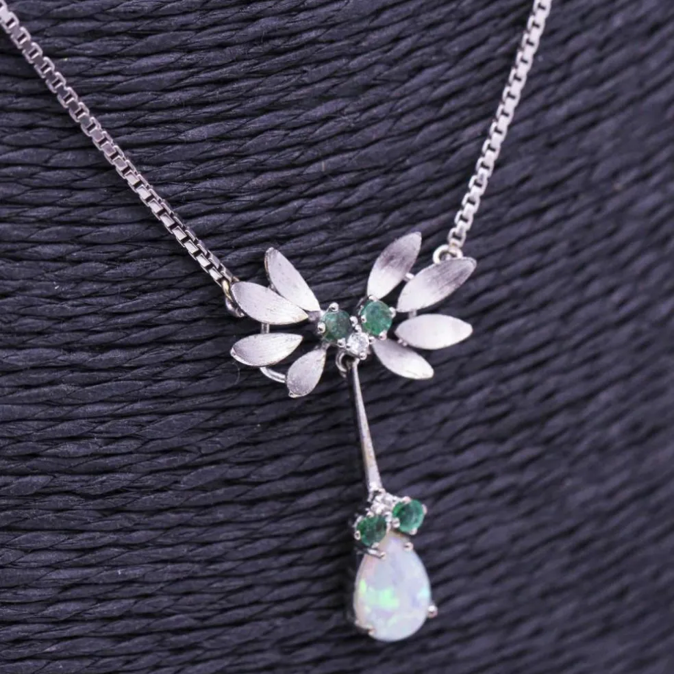Collier en or blanc, opale, diamants et émeraude