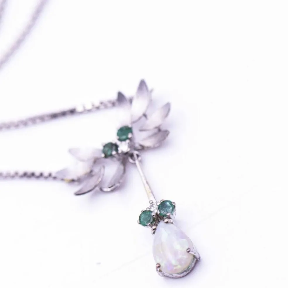 Collier en or blanc, opale, diamants et émeraude