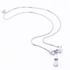 Collier en or blanc, opale, diamants et émeraude
