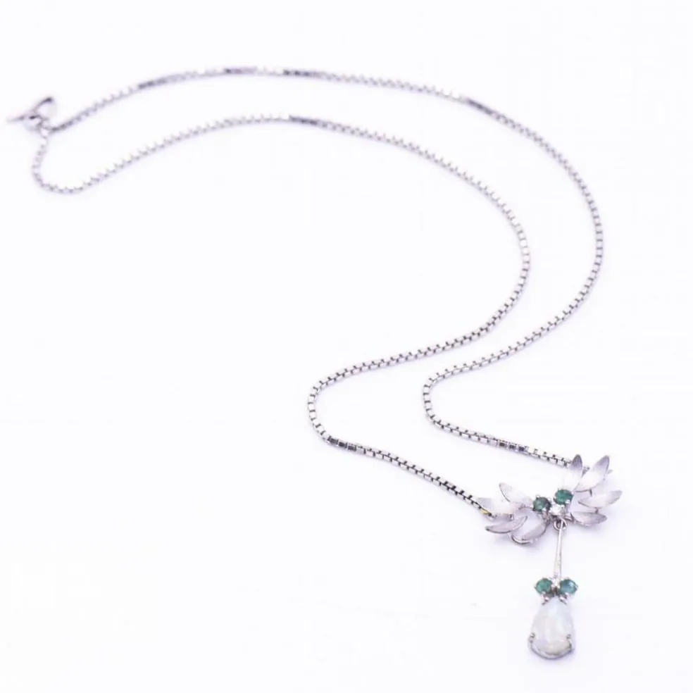 Collier en or blanc, opale, diamants et émeraude