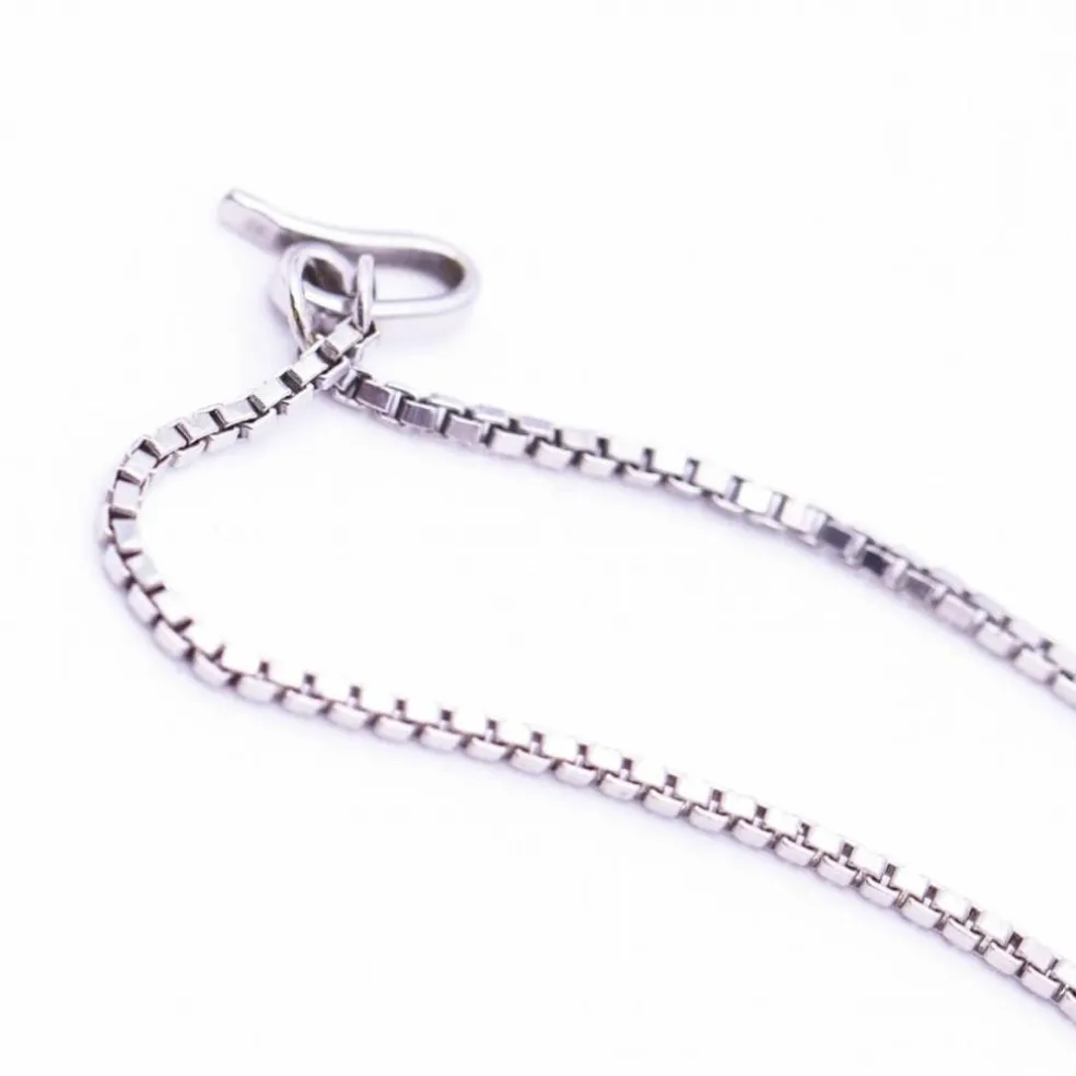 Collier en or blanc, opale, diamants et émeraude