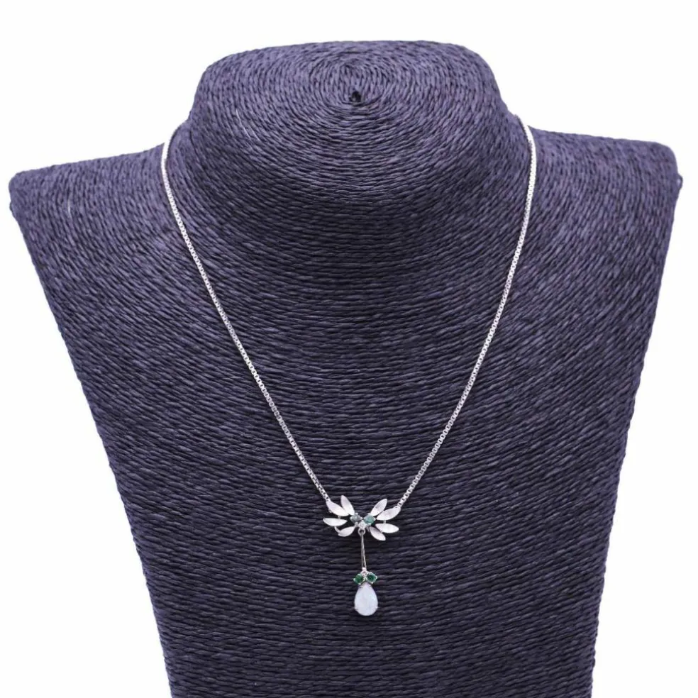 Collier en or blanc, opale, diamants et émeraude