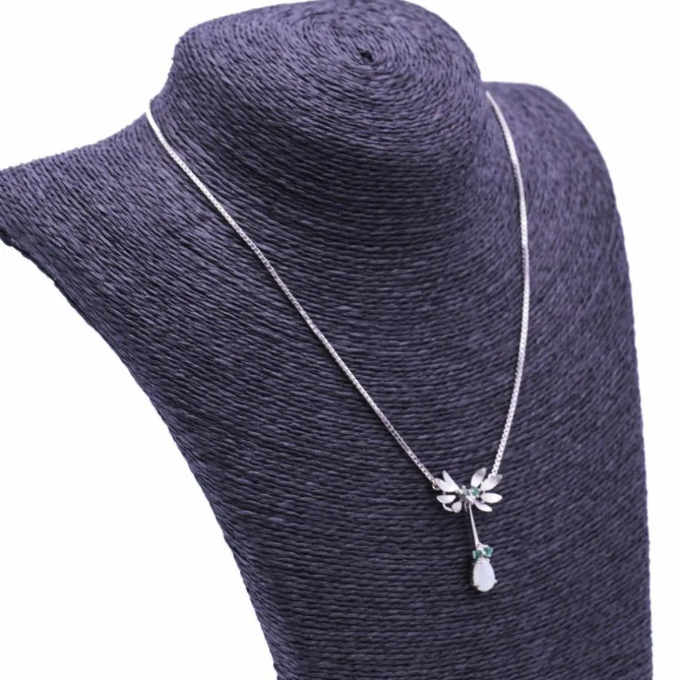 Collier en or blanc, opale, diamants et émeraude