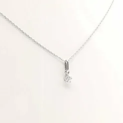 Collier en or blanc serti d'un diamant de 0.15 carat