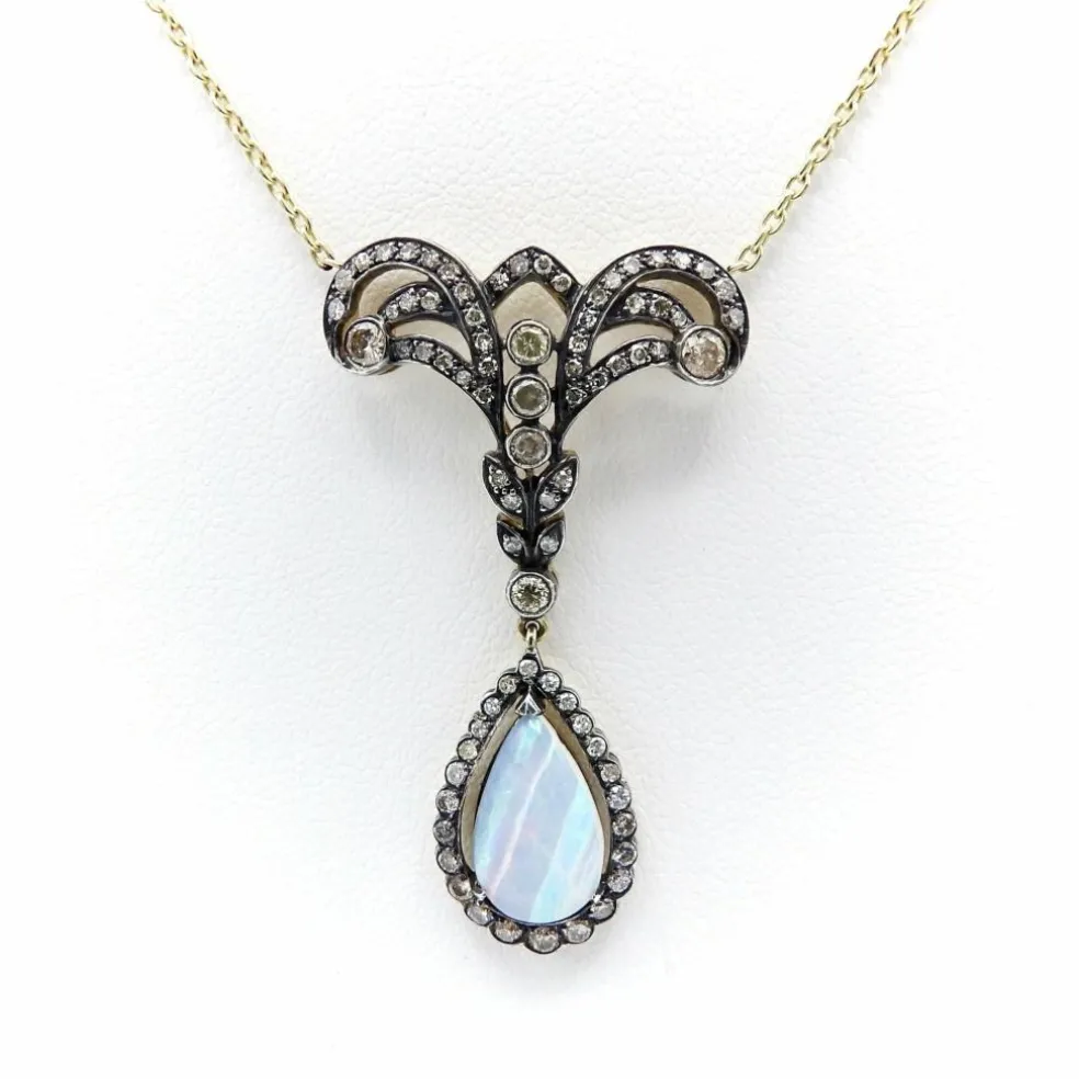 Collier en or, diamant et opale