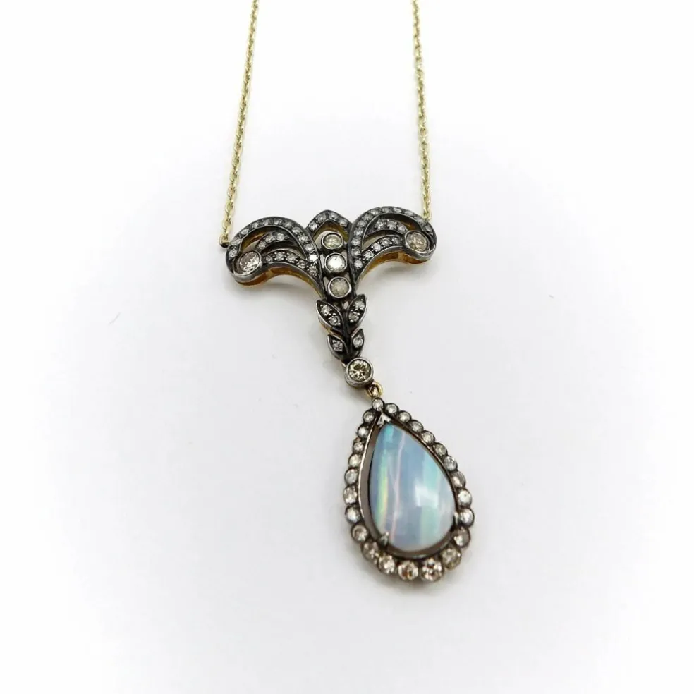 Collier en or, diamant et opale