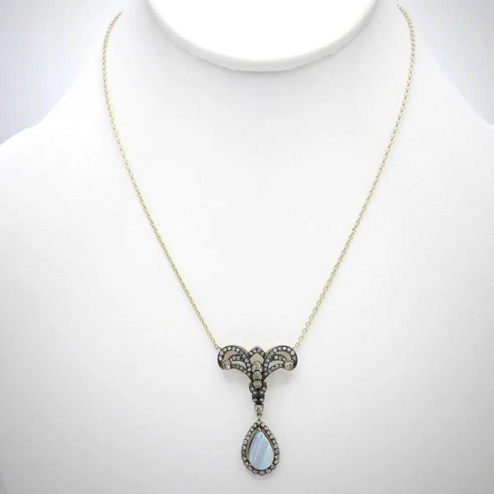 Collier en or, diamant et opale