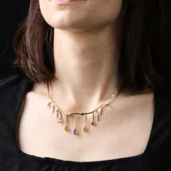 Collier en or et ses saphirs de couleur