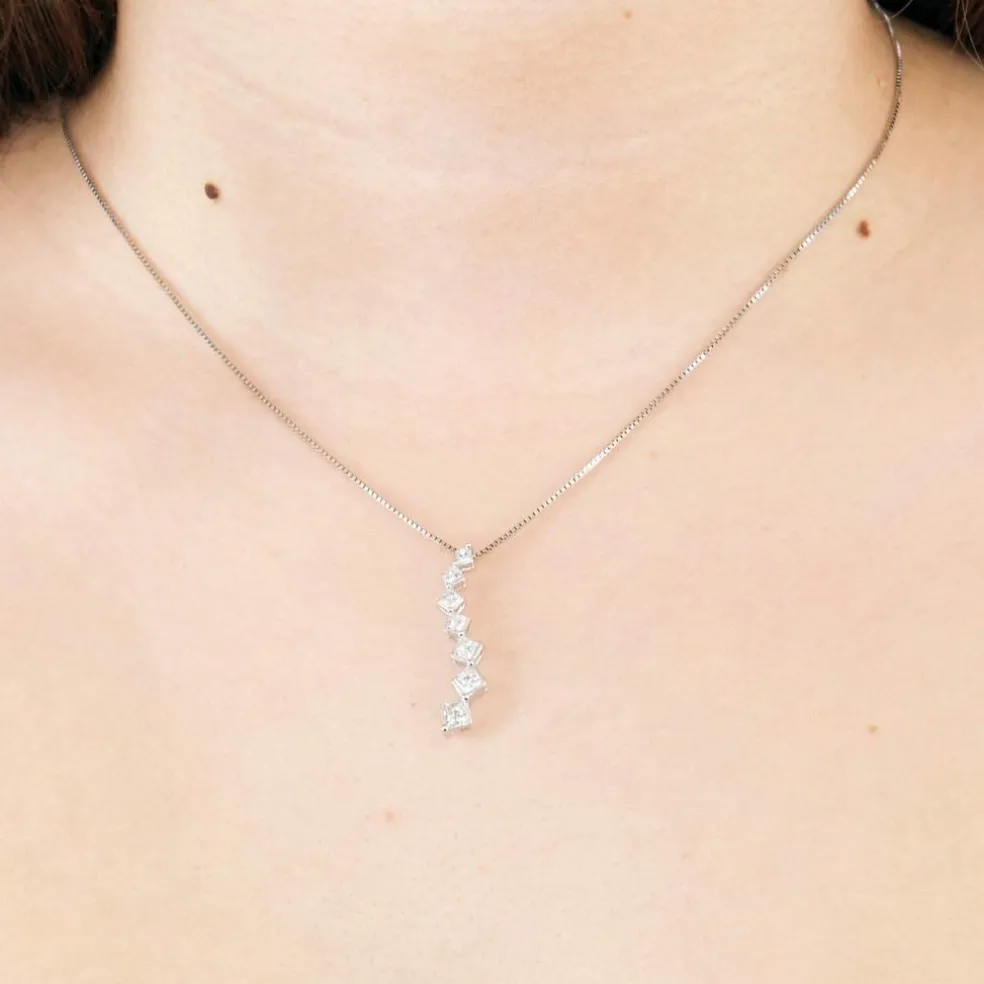 Collier en or gris et pendentifs en diamants