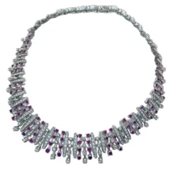 Collier en or gris, rubis et diamants
