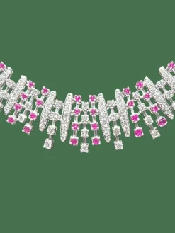 Collier en or gris, rubis et diamants
