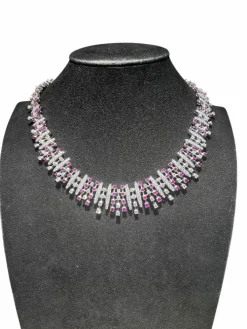 Collier en or gris, rubis et diamants