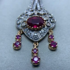 Collier en or jaune argent diamants rubis