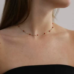 Collier en or jaune avec coraux sanguins