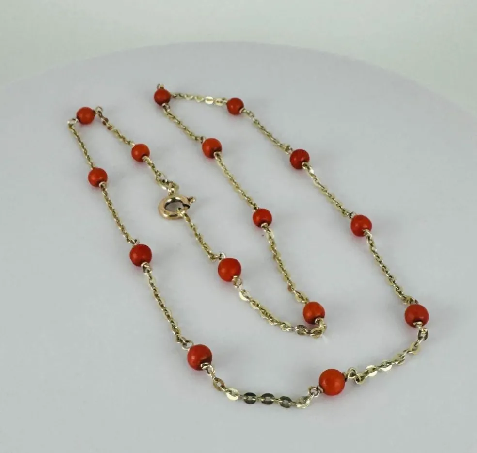 Collier en or jaune avec coraux sanguins