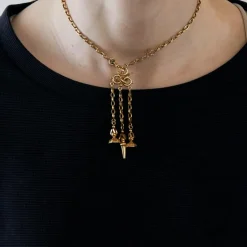 Collier en or jaune centré d'une châtelaine