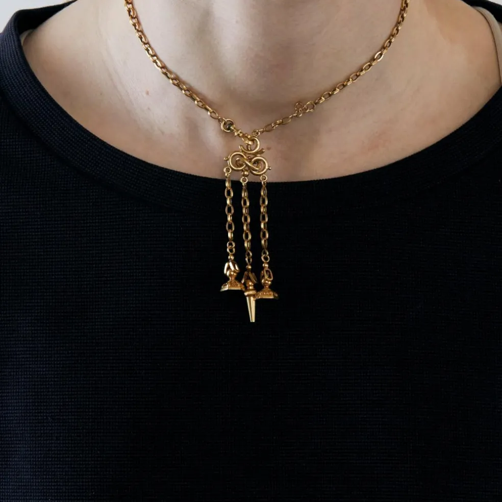 Collier en or jaune centré d'une châtelaine