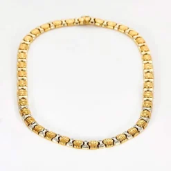 Collier en or jaune et or gris, diamants