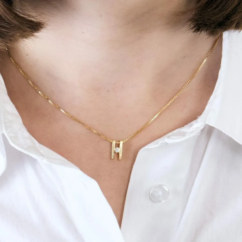 Collier en or jaune et pendentif diamant