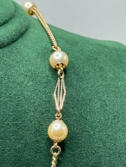 Collier en or jaune et perles
